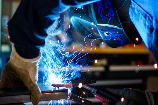 rob-lambert-9Q_pLLP_jmA-unsplash welding